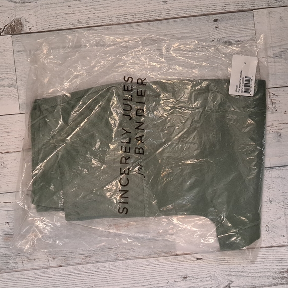 Bandier x Sincerely Jules The Meadow Legging in Fatigue Green - Picture 7 of 12